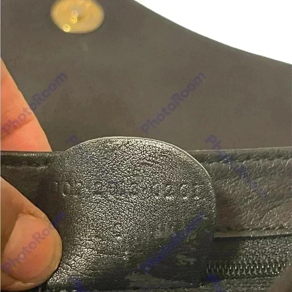 Gucci horsebit Leather Black
Crossbody Mini bag Used but in good condition - Picture 11 of 11